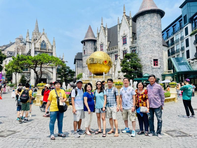 Du khách tham gia du lịch chuyên tour nội địa miền Tây 3N2Đ do Saigontourist tổ chức, trải nghiệm văn hóa sông nước cùng hướng dẫn viên chuyên nghiệp.