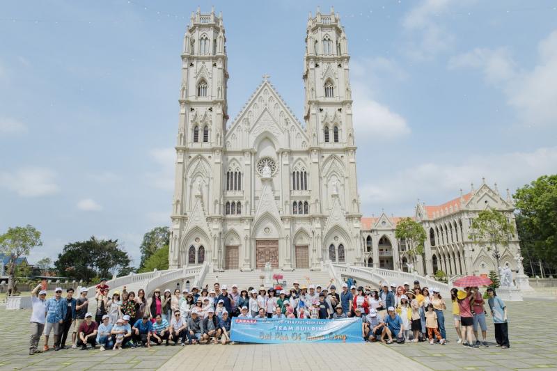 Du khách trải nghiệm tour “Sống chậm ở Hội An” cùng Vietluxtour với lịch trình linh hoạt và dịch vụ nghỉ dưỡng cao cấp.