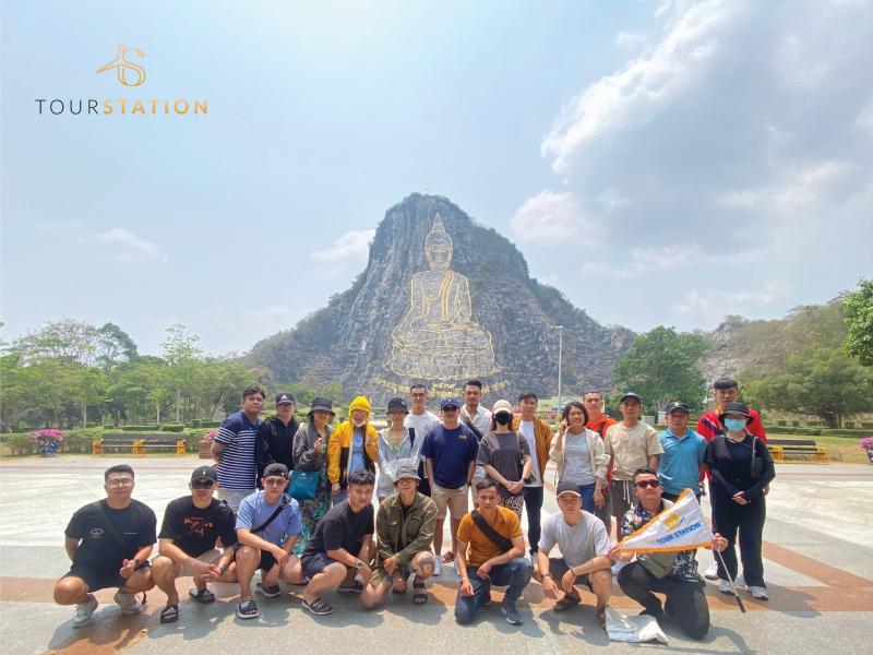 Nhóm bạn trẻ trekking Tà Năng – Phan Dũng trong tour do Tour Station tổ chức, kết hợp xe – lưu trú – hướng dẫn viên trọn gói.