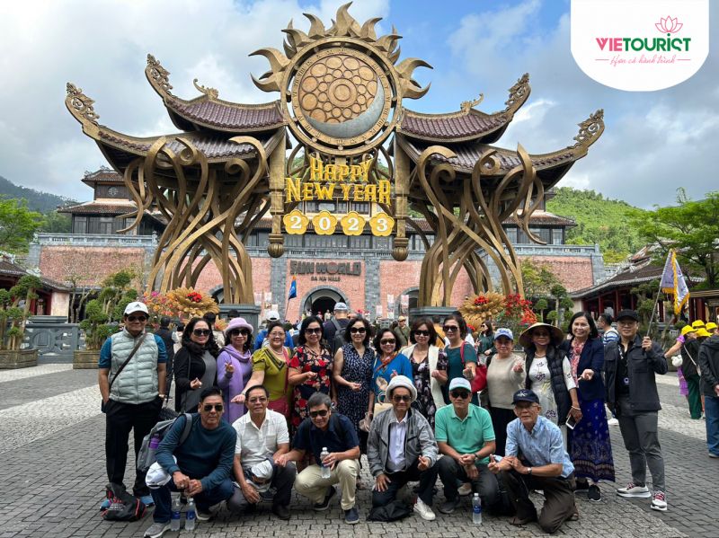 Du khách tham gia du lịch chuyên tour nội địa “Một ngày làm nông dân miền Tây” cùng Vietourist Holdings, trải nghiệm canh tác và sinh hoạt vùng sông nước.