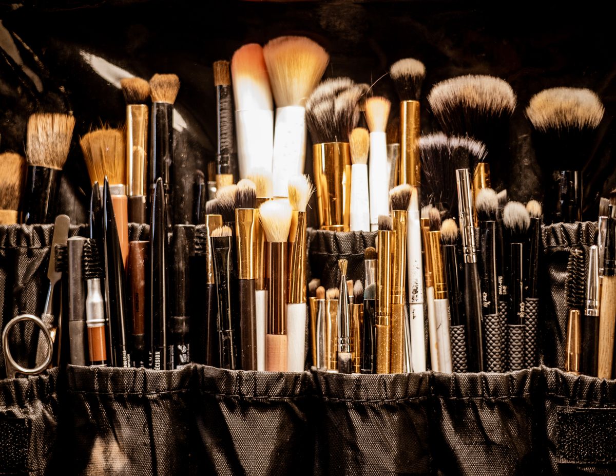 Chuyên viên makeup tại nhà đang trang điểm cho khách