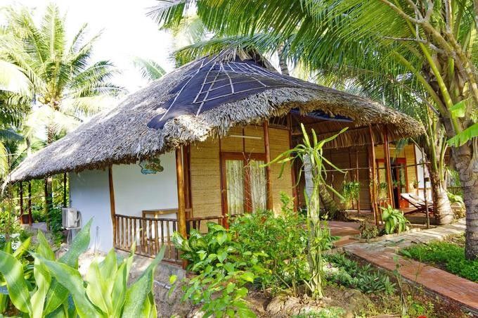 Homestay mái lá vách tre nằm giữa vườn cây xanh mát, minh họa cho phong cách sống ngắt kết nối off-grid gần Sài Gòn.