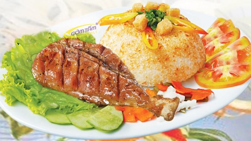 Suất cơm tấm Cơm Tấm Cali gồm sườn nướng, bì chả trứng, đóng gói gọn gàng, giao hàng nhanh trong bán kính 5km tại TP.HCM, tiện lợi cho dân văn phòng.