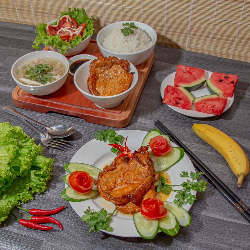 Suất ăn cơm văn phòng Lunchbox gồm canh chua, thịt kho trứng và rau luộc, đóng hộp sạch sẽ, phù hợp với dân công sở, có gói đặt theo tuần hoặc suất eat-clean cho người ăn kiêng.