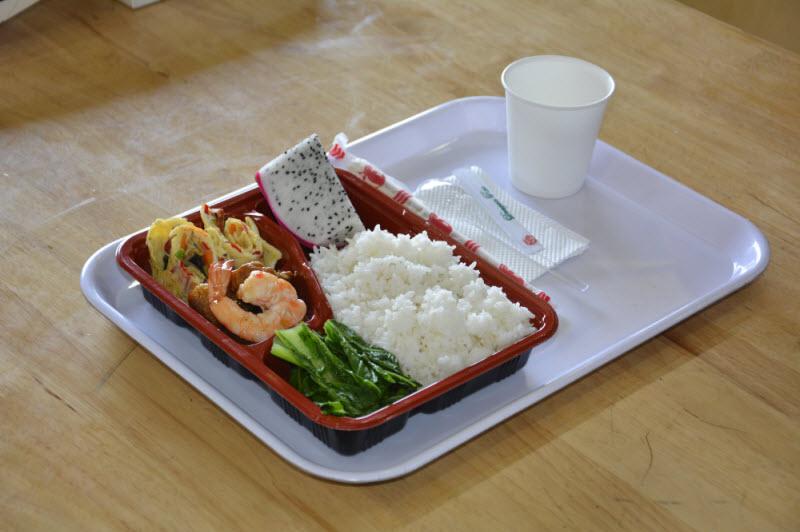 Mâm cơm văn phòng Bếp Lửa Việt gồm món mặn, canh, rau xào, tráng miệng; phục vụ nhóm 4–6 người, giao hàng nóng hổi trong hộp inox, phù hợp cho công ty và team lunch.