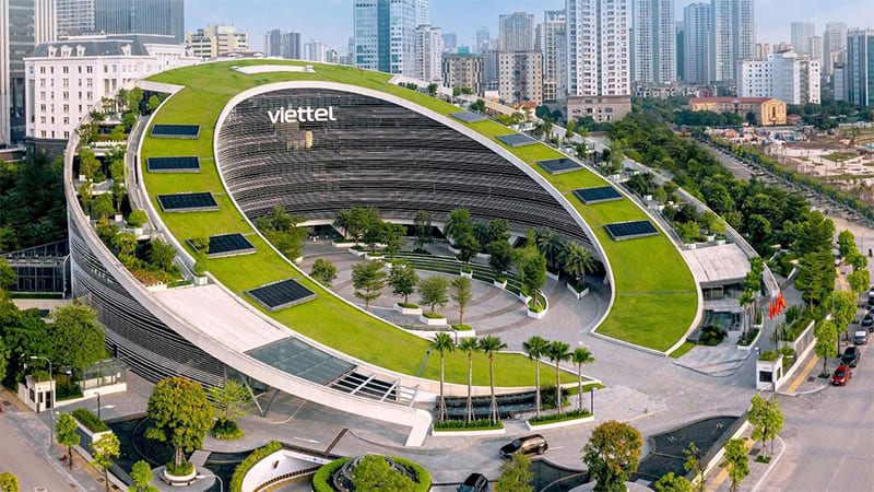 Tòa nhà trụ sở chính hiện đại và xanh mát của Viettel – công ty công nghệ thông tin – viễn thông hàng đầu Việt Nam, với thiết kế hình vòng cung độc đáo giữa trung tâm Hà Nội.