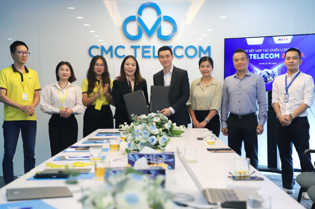 Lễ ký kết hợp tác chiến lược tại CMC Telecom – công ty công nghệ thông tin – viễn thông hàng đầu Việt Nam, với sự tham gia của lãnh đạo và đại diện hai bên trong không gian văn phòng hiện đại.