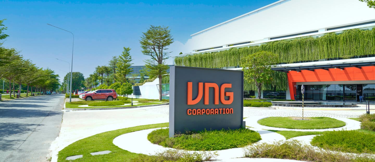 Trụ sở chính của VNG Corporation – công ty công nghệ thông tin – viễn thông đầu tiên tại Việt Nam đạt định giá tỷ đô, với kiến trúc hiện đại và cây xanh bao phủ mặt tiền.