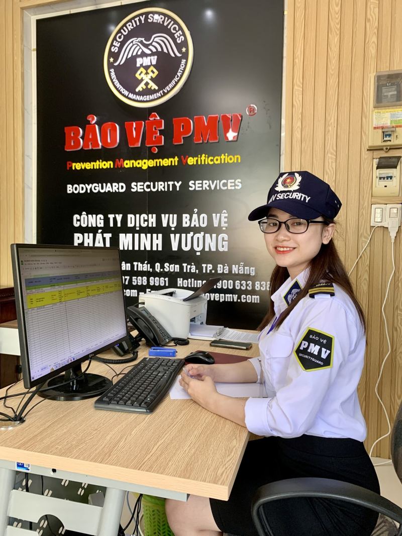 Nhân viên công ty bảo vệ Phát Minh Vượng tuần tra an ninh tại khu vực nhà máy, đảm bảo an toàn theo quy trình kiểm soát nội bộ nghiêm ngặt.
