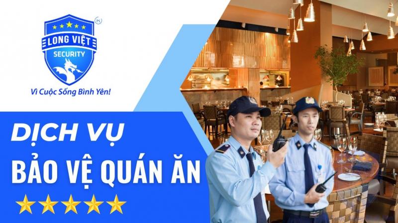 Nhân viên công ty bảo vệ Long Việt túc trực tại công trường, thực hiện kiểm soát an ninh ra vào và giám sát thiết bị, vật liệu xây dựng.