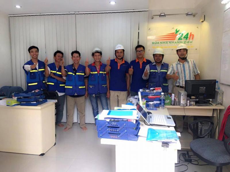 Đội ngũ nhân sự của công ty cải tạo nhà Sửa Nhà 24H trong văn phòng làm việc tại TP.HCM.