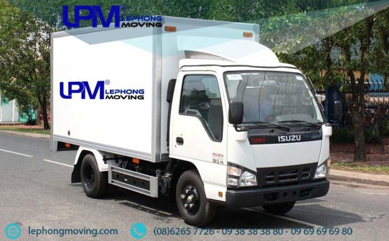Xe tải Isuzu trắng in logo LPM Moving phục vụ dịch vụ vận chuyển , dọn kho xưởng“white-glove” – xử lý nội thất tinh xảo, cập nhật tiến độ dọn kho xưởng qua LPM Portal.