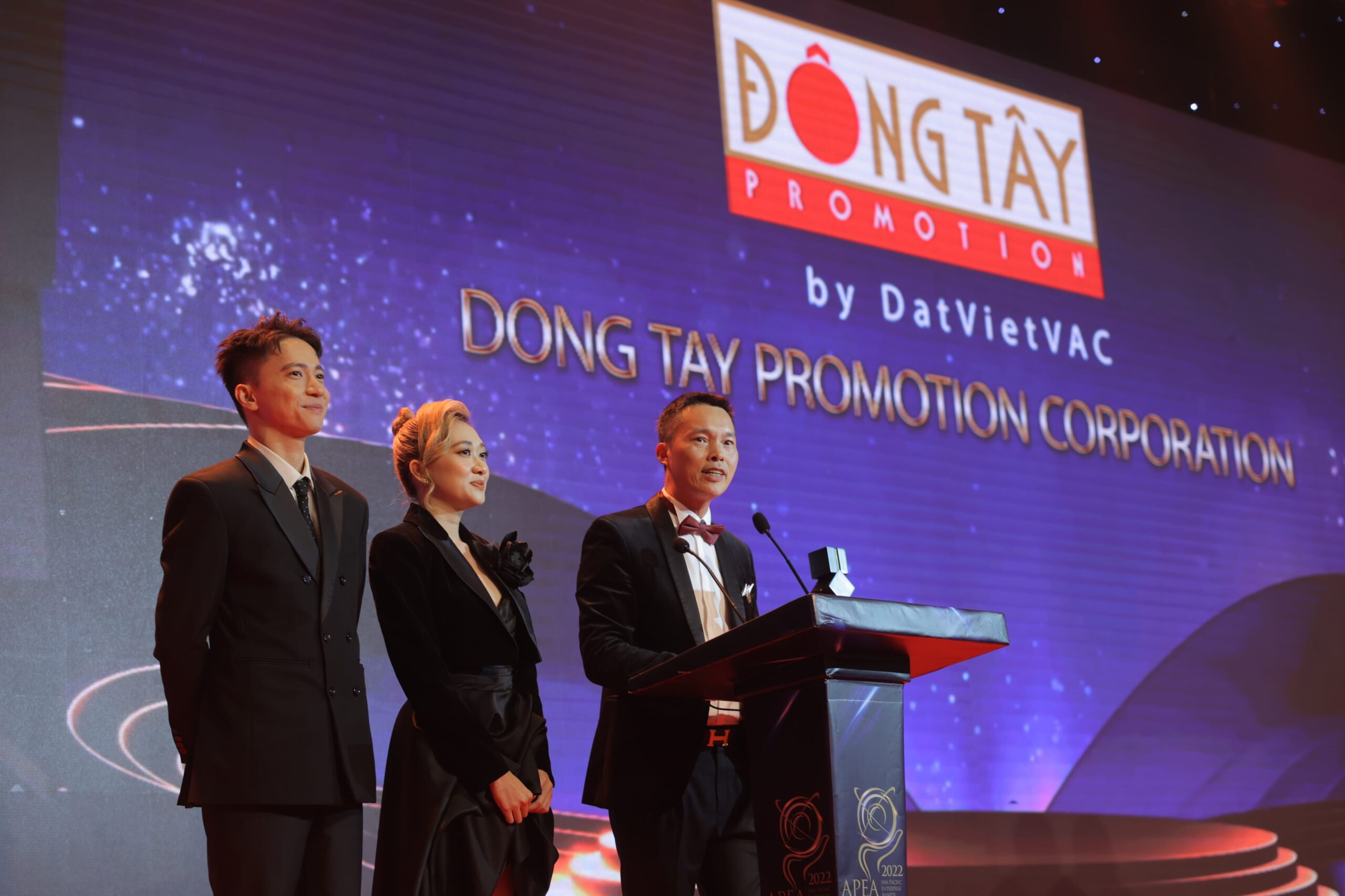 Logo Đông Tây Promotion với các chương trình truyền hình ăn khách như "Giọng Ải Giọng Ai", "Người Bí Ẩn", "Ơn Giời, Cậu Đây Rồi!", "Siêu Trí Tuệ Việt Nam".