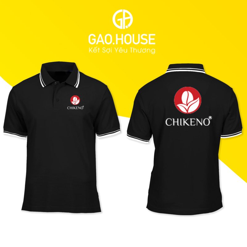 Mẫu áo đồng phục polo màu đen do Gạo House – thương hiệu may đồng phục sáng tạo – thiết kế, in logo CHIKENO trước ngực và sau lưng, mang phong cách hiện đại và tối giản.