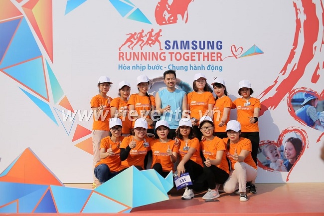 Đội ngũ công ty tổ chức lễ kỷ niệm Rồng Việt Event chụp ảnh lưu niệm cùng đại diện Samsung tại sự kiện “Samsung Running Together – Hòa nhịp bước, chung hành động”.
