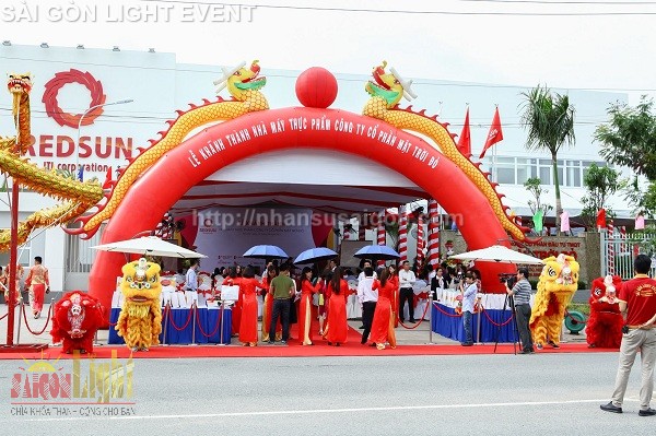 Lễ khánh thành nhà máy thực phẩm Mitsuwa với cổng hơi hình rồng, múa lân và không gian tổ chức sự kiện do công ty tổ chức lễ kỷ niệm Sài Gòn Light Event thực hiện.