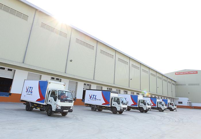 Xe tải và container mang thương hiệu ITL – công ty vận tải chuyên cung cấp giải pháp logistics tích hợp và chuỗi cung ứng hiện đại.

