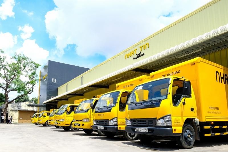 Xe tải công ty vận tải Nhất Tín Logistics vận chuyển hàng hóa đường bộ, hỗ trợ dịch vụ chuyển phát nhanh toàn quốc.