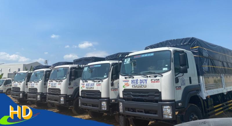 Xe tải công ty vận tải Tân Cường Phát chuyên chở máy móc, thiết bị và nguyên vật liệu công nghiệp, phục vụ doanh nghiệp sản xuất.
