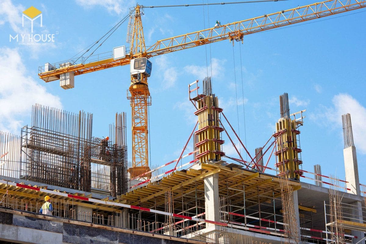 Hình ảnh công trường đang thi công với cần cẩu, cốt thép và hệ giàn giáo – đại diện cho công ty xây dựng chuyên nghiệp tại TP.HCM.