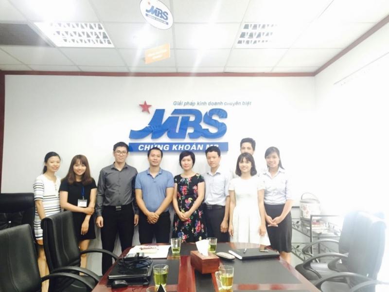 Giao diện ứng dụng công ty chứng khoán MBS Mobile với tính năng giao dịch đơn giản, biểu đồ trực quan và liên kết tài khoản ngân hàng MB Bank.