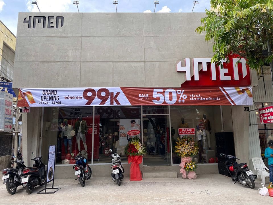 Mặt trước cửa hàng bán áo vest 4MEN tại TP.HCM với bảng hiệu nổi bật và chương trình khuyến mãi hấp dẫn