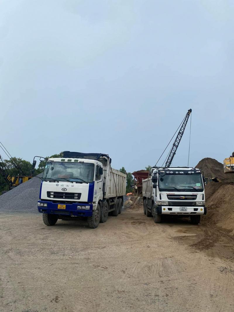 Hình ảnh xe ben vận chuyển cát và đá xây dựng từ Công Ty Hiệp Hà – chuyên cung cấp cát và đá xây dựng với số lượng lớn, giao hàng tận công trình.