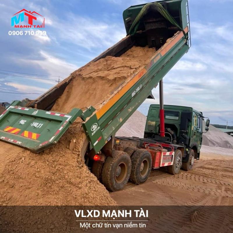 Xe tải chuyên dụng vận chuyển cát và đá xây dựng từ Công Ty Mạnh Tài – đối tác uy tín trong lĩnh vực cung cấp cát và đá xây dựng tại TP. HCM.