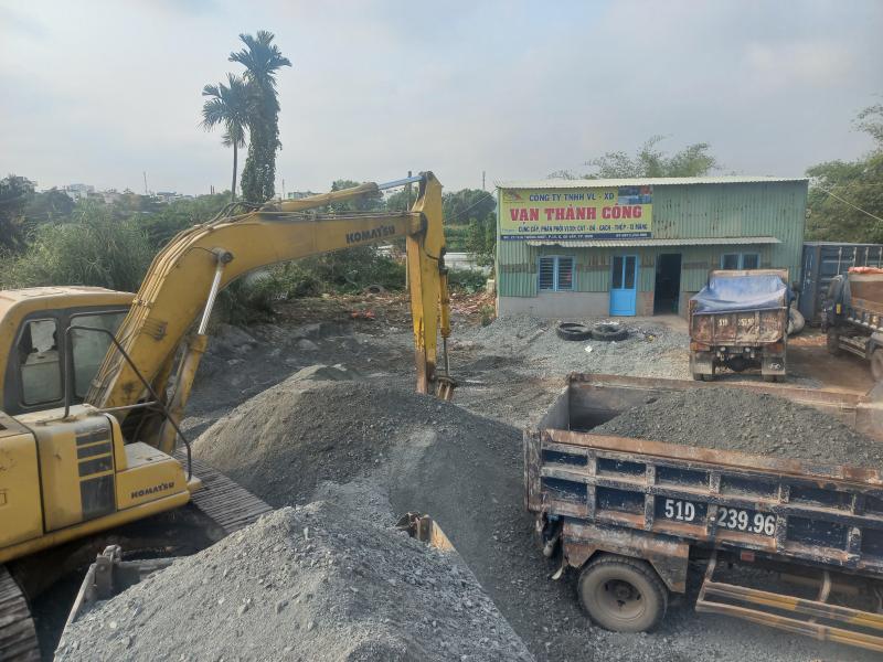 Khu tập kết vật liệu xây dựng tại Vạn Thành Công – nơi chuyên cung cấp cát và đá xây dựng cùng nhiều loại vật tư tổng hợp cho dự án lớn nhỏ.