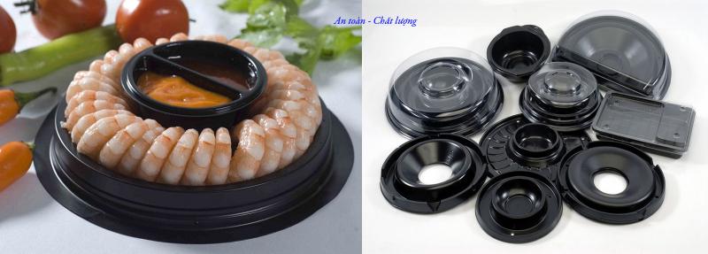 Hình ảnh các mẫu khay nhựa đen định hình, dùng để đóng gói tôm, thực phẩm chế biến, bánh kẹo; sản phẩm của Công ty Tiến Thành với thông điệp “An toàn – Chất lượng”.