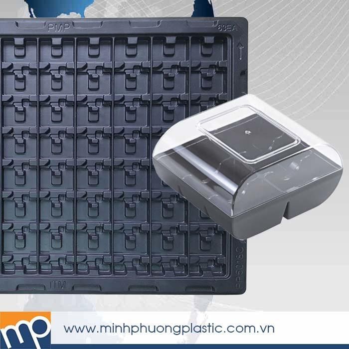 Khay nhựa định hình đen dạng lưới và hộp nhựa trong suốt, sản phẩm của Công ty Minh Phương.