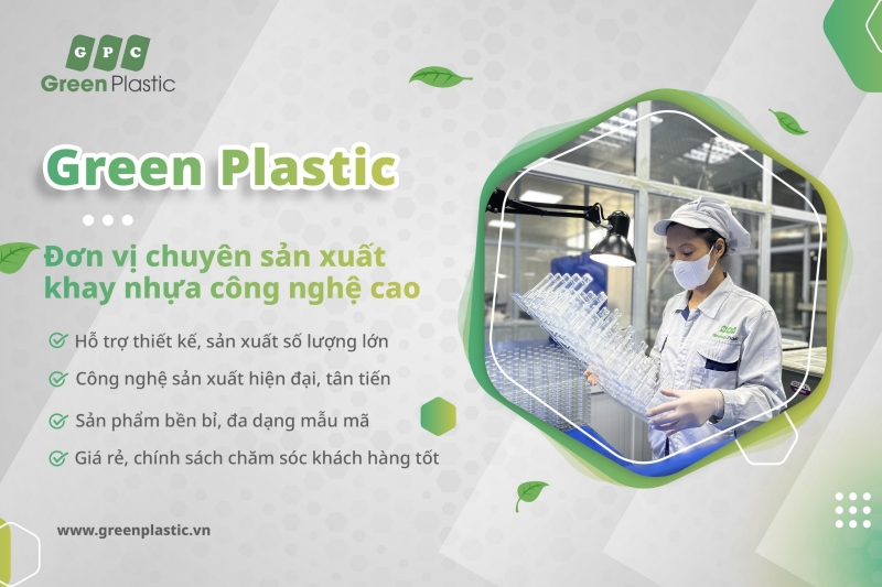 Nhân viên nhà máy Green Plastic đang kiểm tra khay nhựa thành phẩm; bên cạnh là thông tin về ưu điểm như công nghệ hiện đại, sản xuất số lượng lớn, sản phẩm bền và chính sách giá tốt.