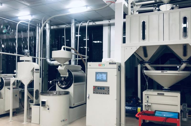 Máy rang cà phê công nghiệp Bác Cơ với bảng điều khiển cảm ứng, hệ thống lọc khói hiện đại – giải pháp tiên tiến trong cung cấp máy rang cà phê cho doanh nghiệp lớn.
