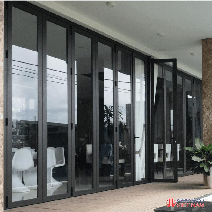Nhân viên kỹ thuật đang hoàn thiện cửa nhôm Xingfa tại xưởng sản xuất nhôm kính của Phúc Đạt Door.