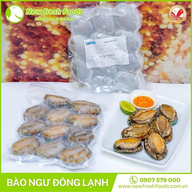 Nhân viên đang sơ chế hải sản tại kho của New Fresh Foods – đơn vị cung cấp thực phẩm nhập khẩu cao cấp.