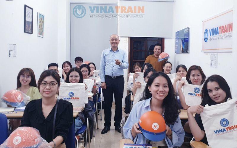 Hình ảnh buổi học tại Vinatrain HCM, nơi học viên được đào tạo nhân sự qua các khóa học thực tiễn, giảng viên là chuyên gia đang làm việc trong ngành và có hỗ trợ giới thiệu việc làm.