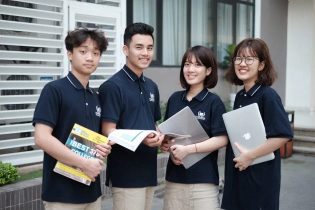 Thiết kế đặt áo lớp in hình phi hành gia độc đáo.