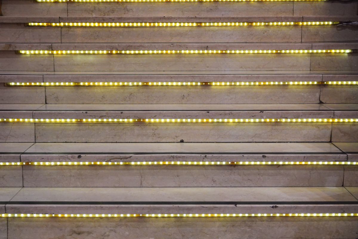 Đèn cảm biến cầu thang dạng dải LED lắp dọc hành lang