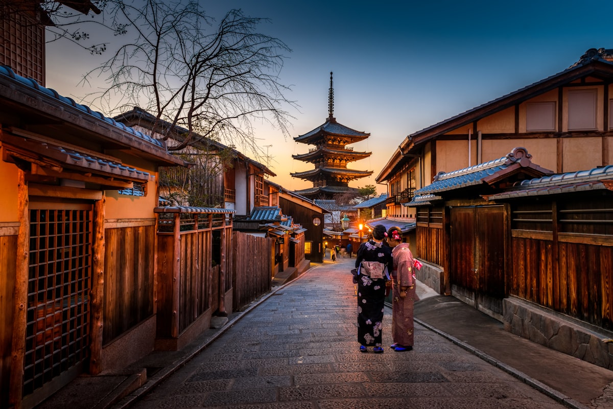 den tho kyoto nhat ban dep voi hoa anh dao