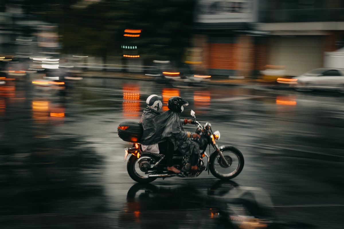 Đi đường mưa cần chai xịt chống bám nước trên kính