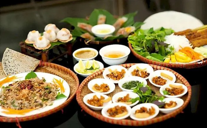 Khám phá địa điểm ăn uống ở Huế với bánh bèo chén.