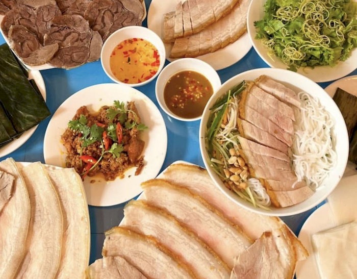 Thịt luộc mắm nêm tại địa điểm ăn uống ở Huế.