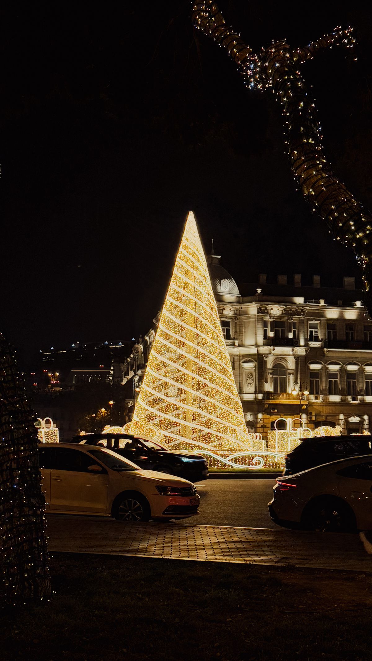 Cây thông Giáng sinh khổng lồ tại địa điểm đi chơi Noel Sài Gòn