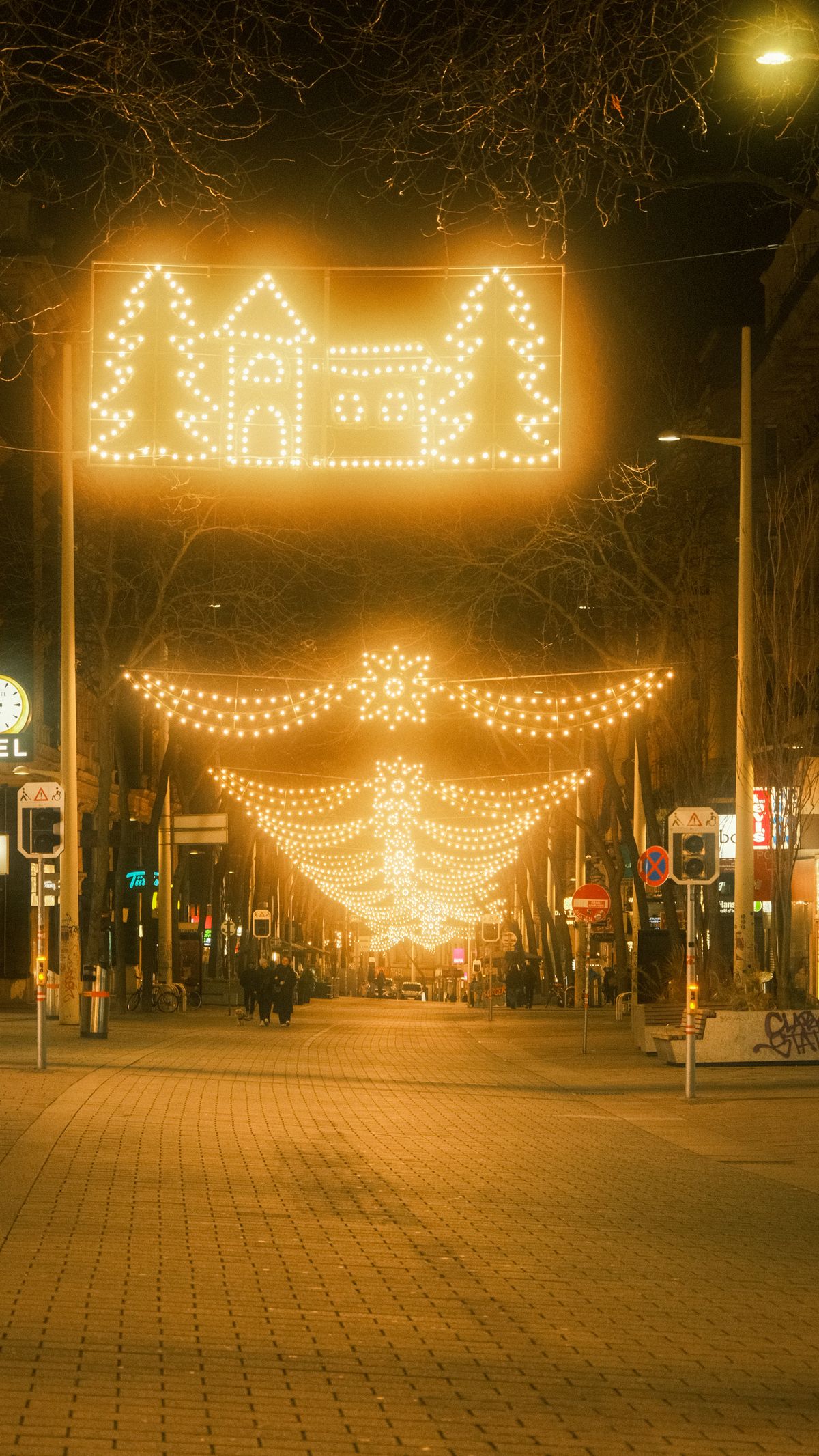 Con đường ngập ánh đèn tại địa điểm đi chơi Noel Sài Gòn về đêm