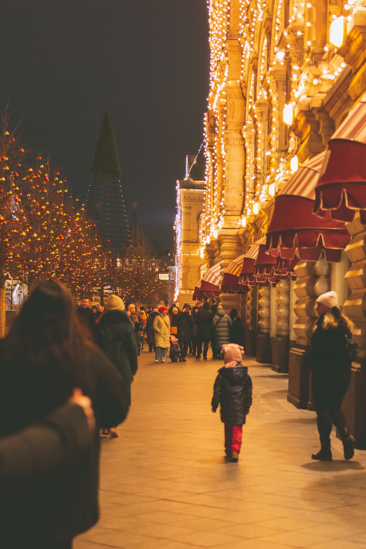 Dòng người vui chơi tại địa điểm đi chơi Noel Sài Gòn nhộn nhịp