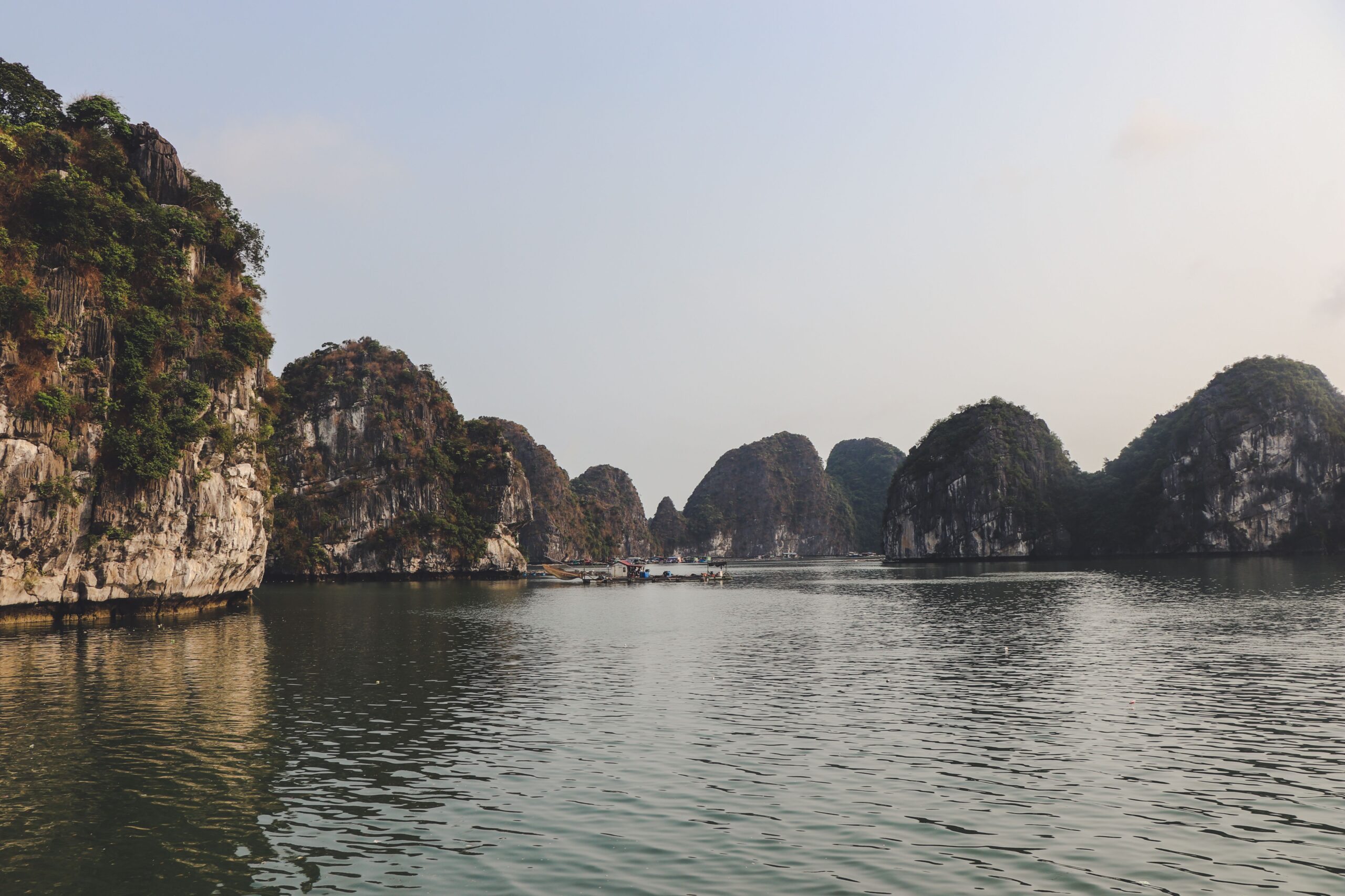 Địa điểm du lịch vịnh Hạ Long với đảo đá vôi hùng vĩ