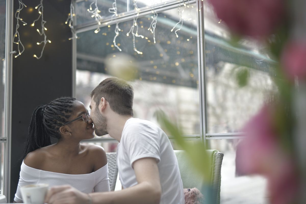 Địa điểm hẹn hò riêng tư tại quán cà phê ấm cúng với đèn dây lãng mạn