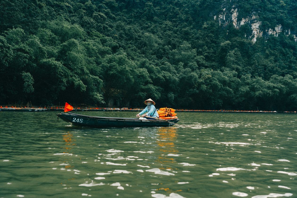 Địa điểm tham quan nổi tiếng Ninh Bình với người lái đò đội nón lá