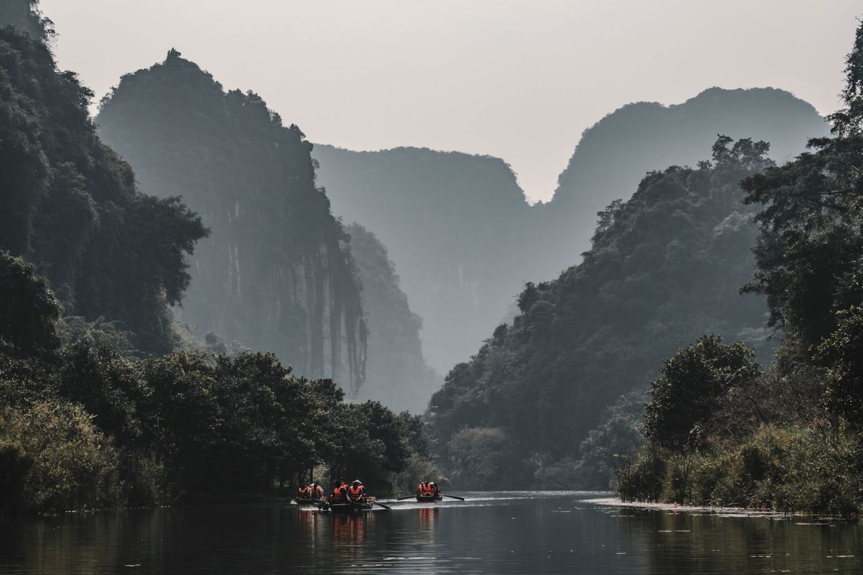 Cảnh núi đá vôi hùng vĩ tại địa điểm tham quan nổi tiếng