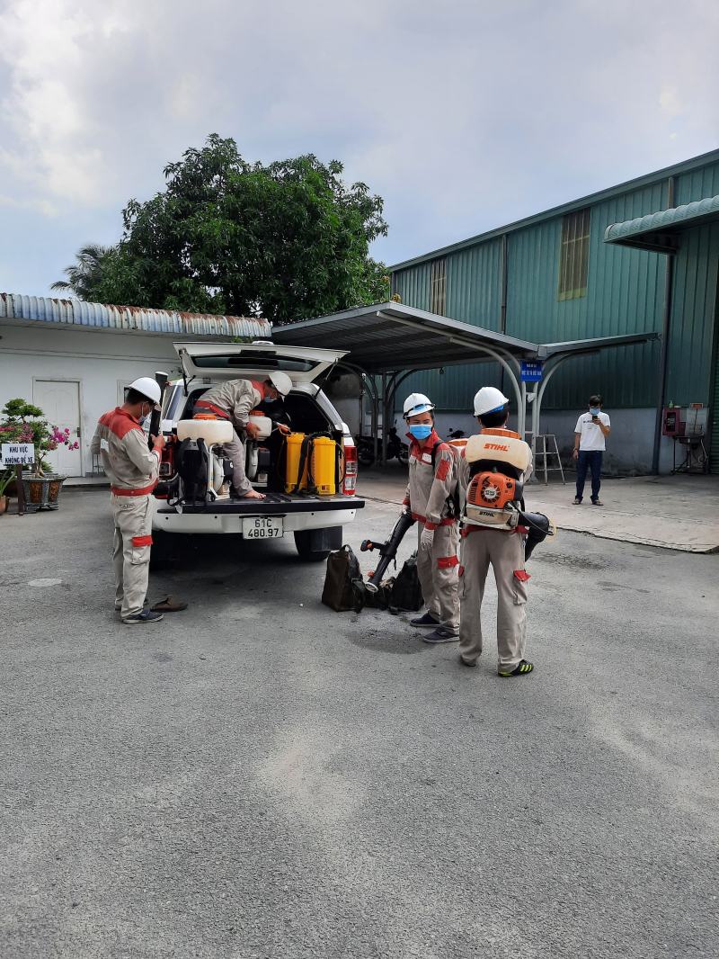 Kỹ thuật viên đang thực hiện dịch vụ diệt muỗi chuyên sâu tại kho bãi – quy trình kiểm soát chặt chẽ, đạt chuẩn an toàn sinh học.